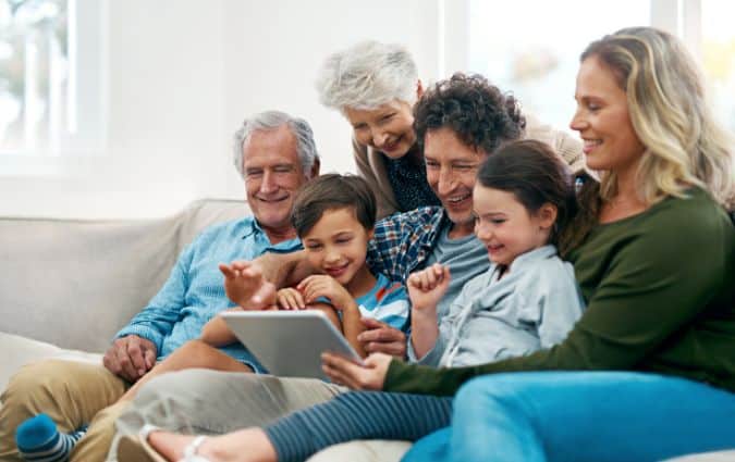 Egy mosolygó család közösen, a biztonság és összetartozás jelképeként