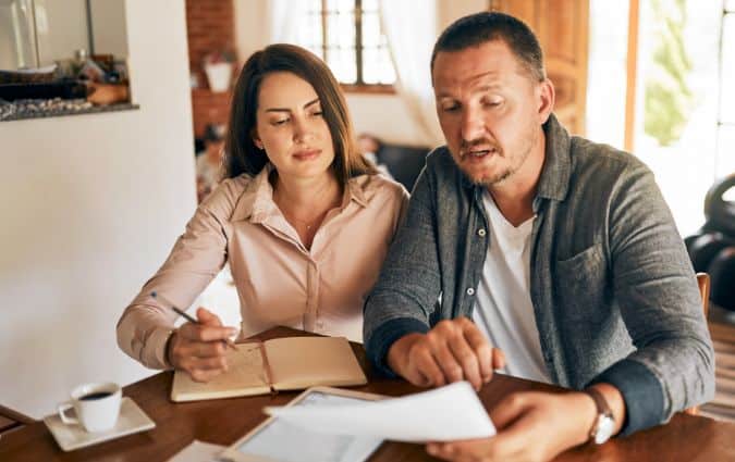 Család közös pénzügyi tervezésen, papírok és számológép