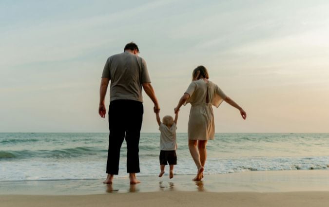 Család biztonságban, amely az életbiztosítás nyújtotta védelemmel élvezi a nyugalmat