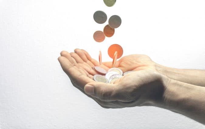 Hulló pénzérmék egy marékba – a unit-linked életbiztosítás hozamainak szimbolikus ábrázolása