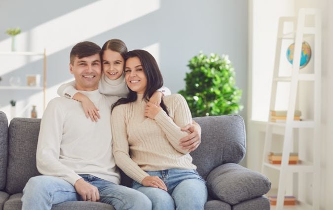 Ölelkező család illusztráció – szeretet, biztonság és összetartozás szimbóluma