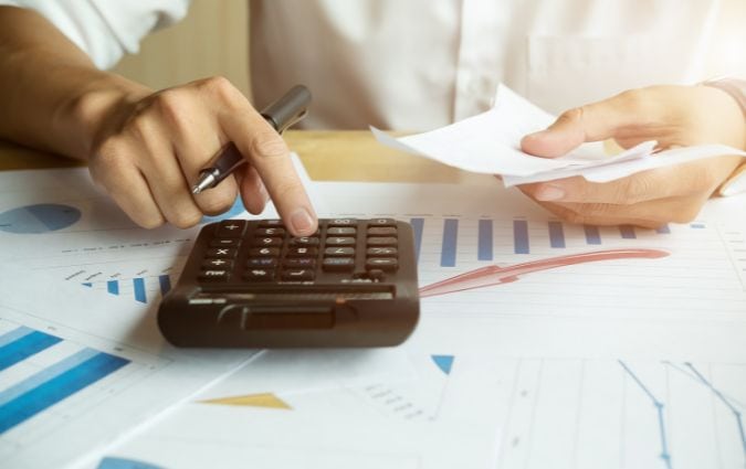 Naptár és számológép mellett bekarikázott lejárati célösszeg